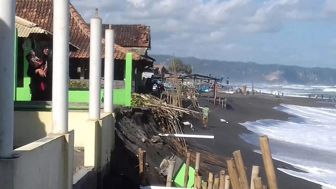 Warung Makan Tepi Pantai Depok Bantul Berhadapan dengan Gelombang