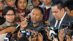 Pimpinan KPK Non Aktif Bambang Widjojanto memberikan keterangan pers saat tiba di Badan Reserse dan Kriminal Polri, Jakarta, Selasa (24/2/2015). (Liputan6.com/Andrian M Tunay)