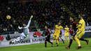 Kiper Cagliari, Rafael de Andrade, berusaha menepis bola tendangan pemain Juventus pada laga Serie A Italia di Stadion Sardegna, Cagliari, Sabtu (6/1/2018). Cagliari kalah 0-1 dari Juventus. (AFP/Miguel Medina)