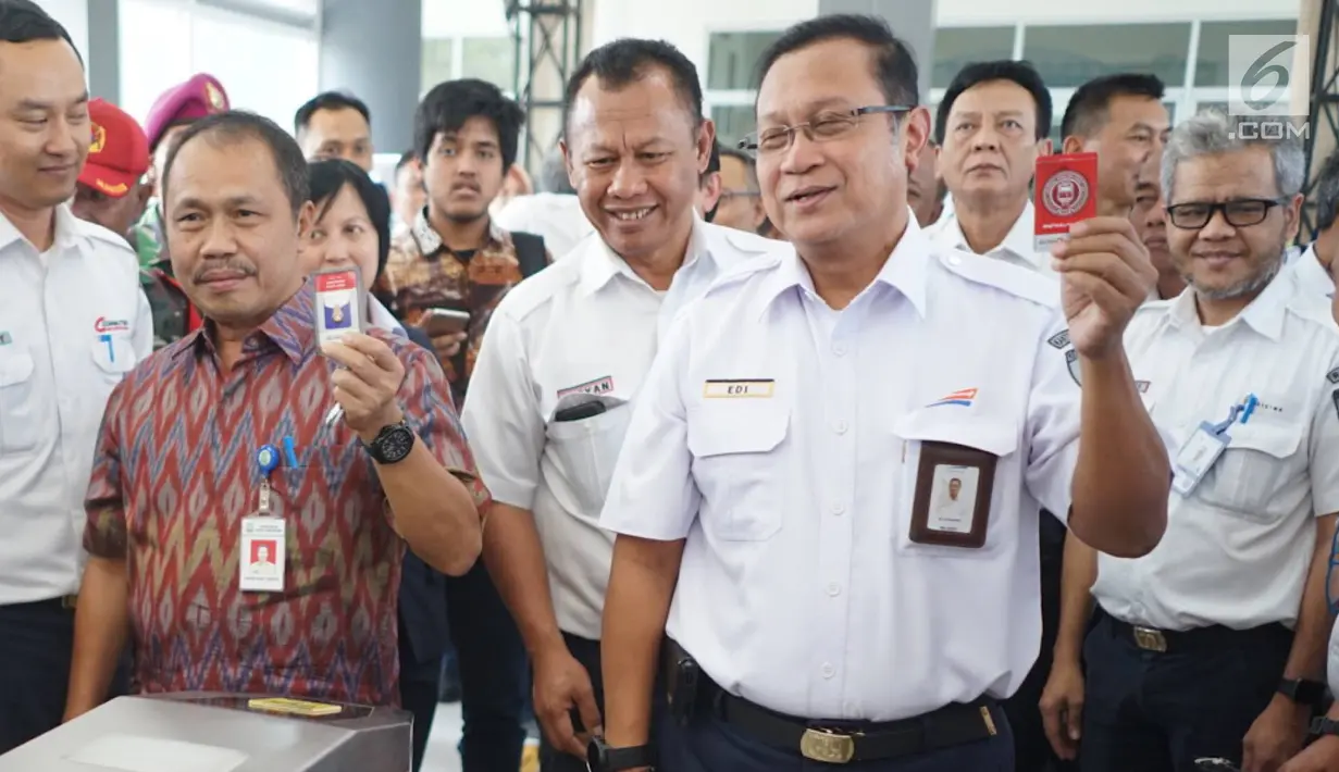 Direktur PT KAI Edi Sukmoro bersama Sekda Kota Tangerang, Tatang Sutisna saat akan melakukan tapping e-ticketing usai peresmian jembatan penghubung atau skybridge antara peron 1-2 (KA Bandara) dengan peron 3-4 (KRL) di Stasiun Batu Ceper, Kamis (18/7/2019). (Liputan6.com/Immanuel Antonius)