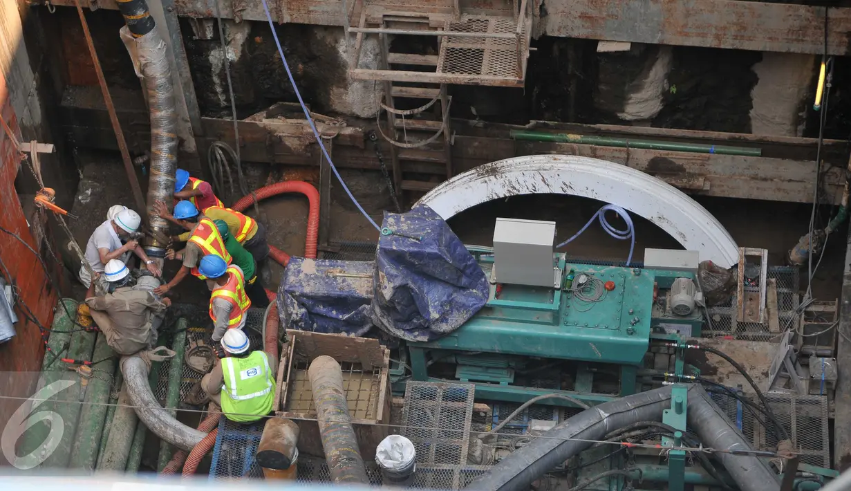 Pekerja mengerjakan pembangunan Sodetan Kali Ciliwung di Jalan Otista, Jakarta, Selasa (8/9/2015). Pengerjaan proyek sodetan ke kanal banjir timur tidak bisa dilanjutkan, karena terkendala pembebasan lahan di Bidara Cina. (Liputan6.com/Gempur M Surya) 