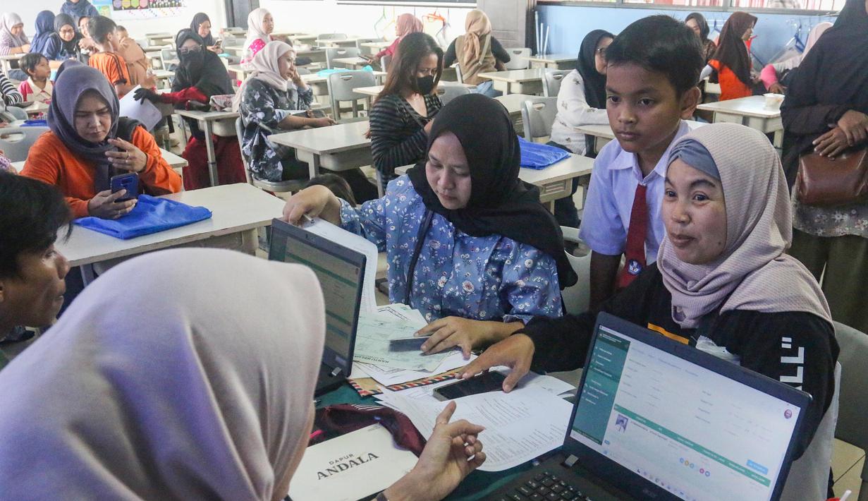 Kali ini, kegiatan tersebut dilaksanakan di Sekolah Dasar Negeri (SDN) Kebagusan 01, Pasar Minggu, Jakarta Selatan. Tampak dalam foto, para orang tua siswa saat pelaksanaan program Layanan Anak Sekolah Suku Dinas Kependudukan dan Pencatatan Sipil (Dukcapil) Jakarta Selatan (Laksana Sultan) di Sekolah Dasar Negeri (SDN) Kebagusan 01, Pasar Minggu, Jakarta, Senin (4/5/2026). (merdeka.com/Arie Basuki)