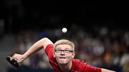 Felix Lebrun dari Prancis saat melakukan servis kepada Harmeet Desai dari India dalam pertandingan babak 64 besar tenis meja tunggal putra di Olimpiade Paris 2024 di South Paris Arena, Paris, 28 Juli 2024. (WANG Zhao/AFP)