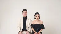Wika Salim &amp; Max Adam Kamil Unggah Foto Berlatar Biru, Hari H Sudah Dekat?