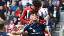 Pemain Manchester United, Tyler Fredricson (bawah) berduel udara dengan pemain Brentford, Kevin Schade dalam laga lanjutan Liga Inggris 2024/2025 di Gtech Community Stadium, London, Inggris, Minggu (04/05/2025) waktu setempat. (AFP/Justin Tallis)