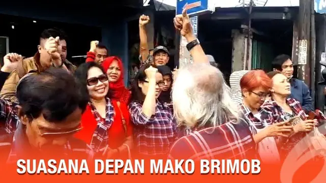 Basuki Tjahaja Purnama (BTP) atau Ahok bebas hari ini dari penjara. Kebabasannya disambut para pendukung yang berkumpul di depan Mako Brimpob.