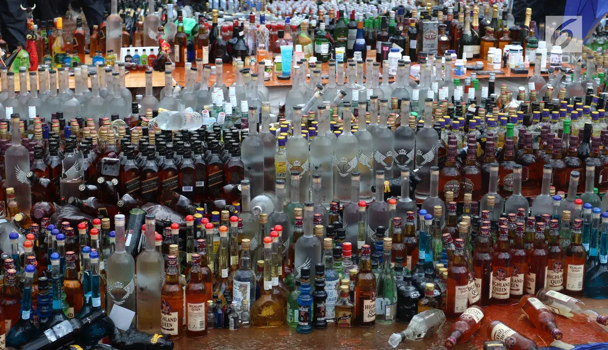 Ribuan botol minuman keras aneka merek siap dimusnahkan di Kantor Bea dan Cukai, Jakarta, Kamis (15/2). Barang tersebut merupakan hasil tangkapan Bea dan Cukai bekerja sama dengan penegak hukum, kementerian, dan lembaga. (Liputan6.com/AnggaYuniar)
