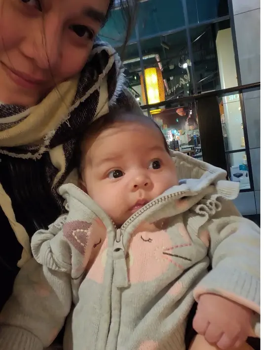 Tampak dalam beberapa unggahannya, Gracia yang kini menetap di Belanda itu kerap membagikan momen bersama sang buah hati. "Lagi training Nova buat Shopping pake duit papa," tulis Gracia dalam keterangan foto. [Instagram/graciaz14]