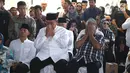 Presiden ke-6 Susilo Bambang Yudhoyono (SBY) memanjatkan doa saat prosesi pemakaman ibundanya, Siti Habibah di TPU Tanah Kusir, Jakarta, Sabtu (31/8/2019). Ibunda SBY, almarhumah Siti Habibah meninggal pada Jumat (30/8/2019) pukul 19.21 WIB. (merdeka.com/magang/Ahmad Sujana)