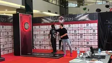 Jordan Sarana harus puas keluar sebagai runner-up steel tip Darts National Competition 2025 Series 04 di FX Sudirman, Senayan, Jakarta Pusat pada Minggu (21/9/2025). (Liputan6.com/Melinda Indrasari)