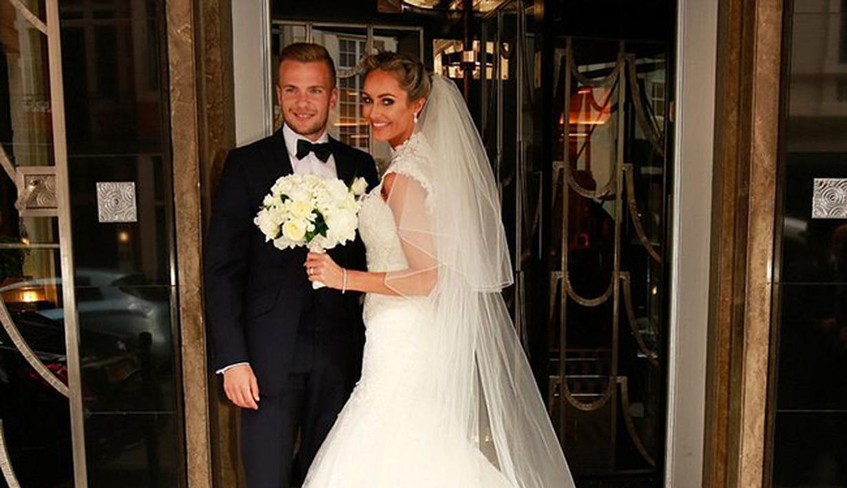 Tom Cleverley (kiri) dan istrinya Georgina Dorsett. (Pinterest)