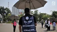 Massa dari Komite Warga Sentul City mengenakan payung hitam dalam aksi di depan Istana Negara, Senin (30/4). Mereka meminta proses hukum terhadap pengembang perumahan Sentul City karena diduga terjadi penguasaan pengelolaan air (Merdeka.com/Iqbal Nugroho)