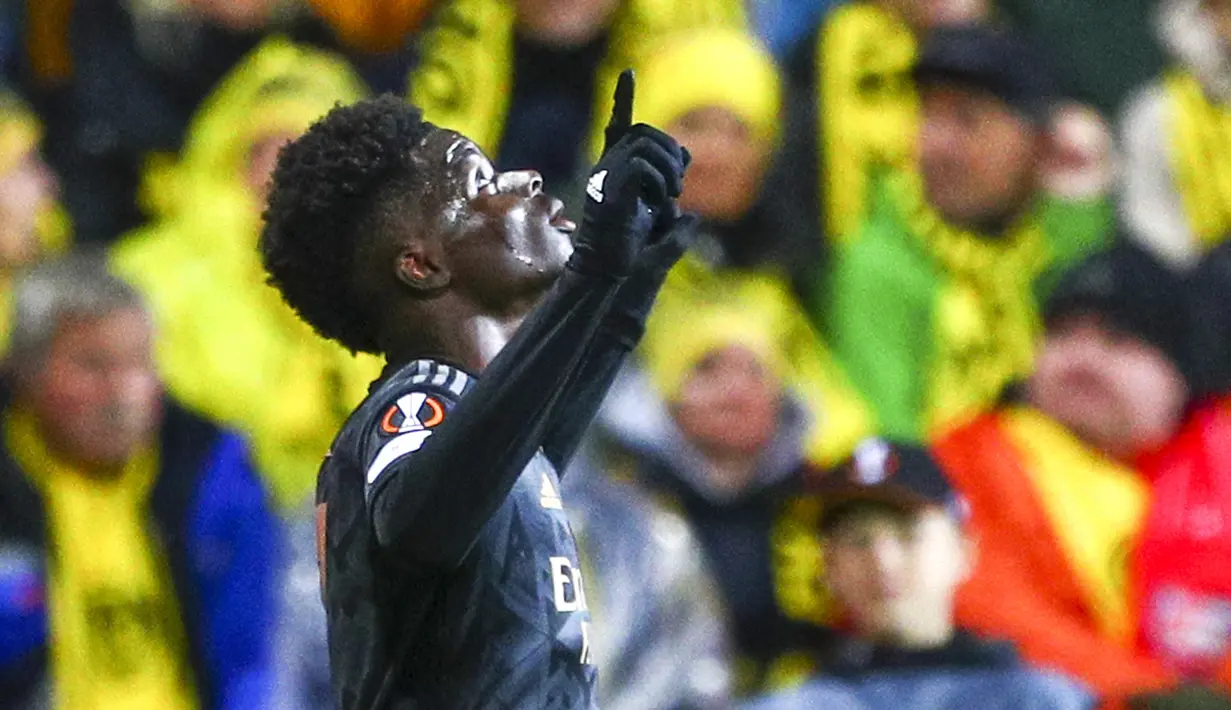 Gelandang Arsenal Bukayo Saka merayakan gol yang dicetaknya ke gawang Bodo/Glimt pada pekan ke-4 Grup A Liga Europa 2022/2023 di Aspymra Stadion, Norwegia, Kamis malam (13/10/2022). Arsenal susah payah mengalahkan wakil Norwegia, Bodo/Glimt 1-0. (Photo by Fredrik Varfjell / NTB / AFP)