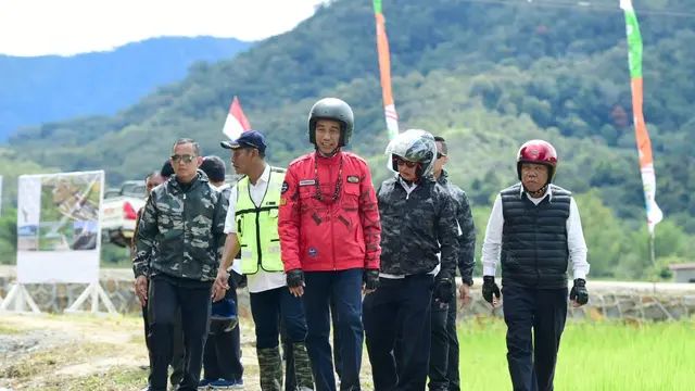 Presiden Jokowi menyusuri jalan perbatasan trans-Kalimantan yang terletak di Kecamatan Krayan, Kabupaten Nunukan, Provinsi Kalimantan Utara, Kamis (19/12/2019). (foto: Biro Pers Setpres)
