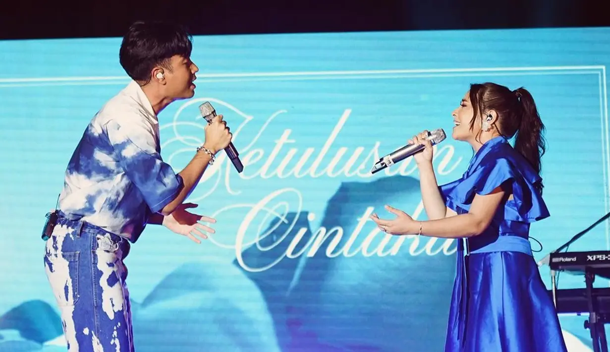Lama tak manggung, Prilly Latuconsina pun tak menyia-nyiakan kesempatan untuk unjuk kebolehannya dalam bernyanyi. Dalam showcase tersebut, wanita 25 tahun itu duet bareng membawakan lagu bertajuk 'Tak Bisa Bersama' dan 'Ketulusan Cintaku'. Baginya, lagu tersebut punya banyak cerita, tangis dan tawa. (Liputan6.com/IG/@prillylatuconsina96)
