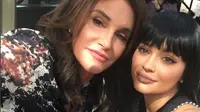 Caitlyn Jenner dan Kylie Jenner makan siang bersama [foto: instagram/kyliejenner]