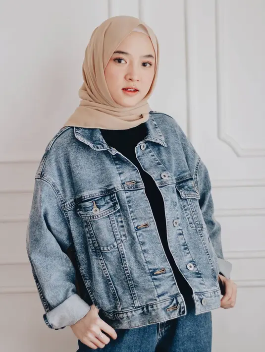 vokalis dari grup Sabyan Gambus ini juga terlihat menggunakan gaya busana dengan konsep denim on denim. Dengan makeup sederhana, penampilan Nissa ini tetap membuatnya terlihat stylish. (Liputan6.com/IG/@nissa_sabyan)