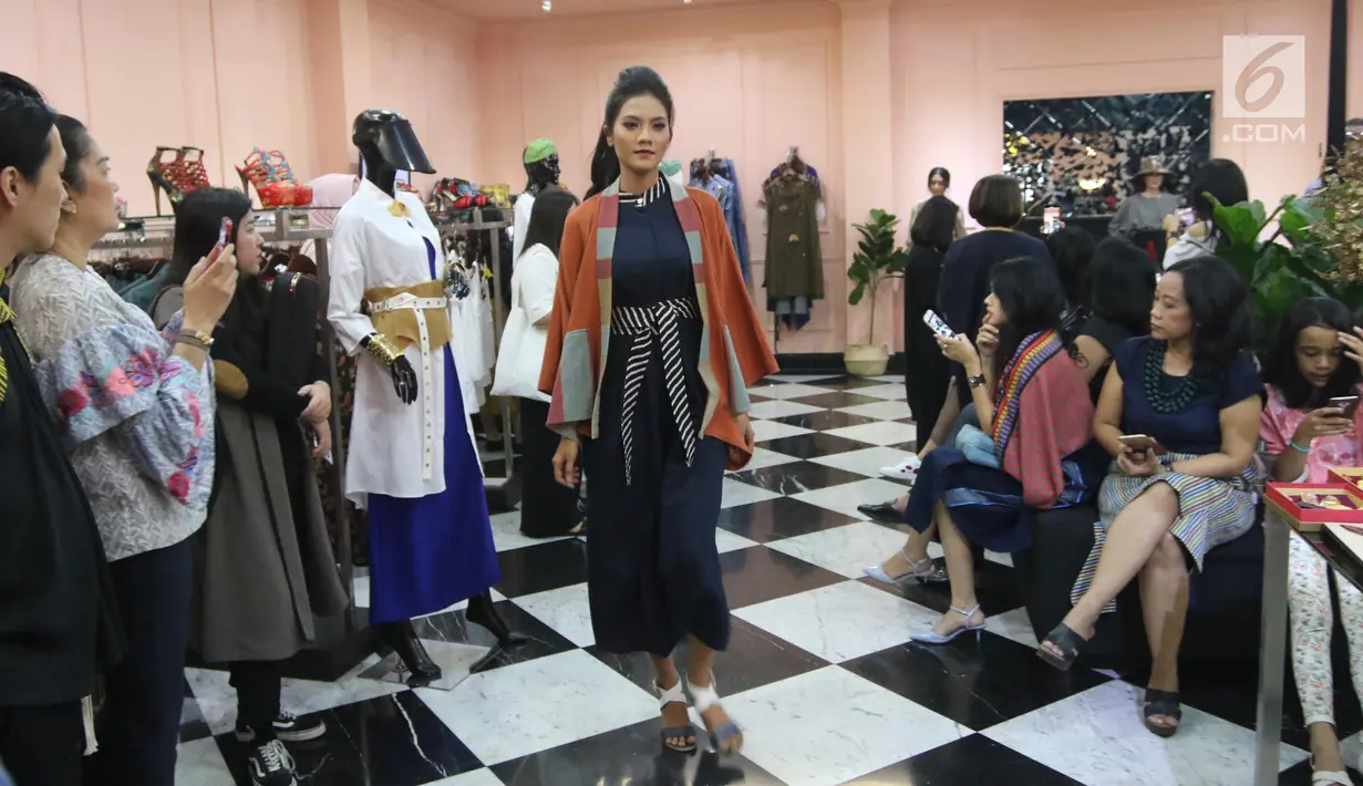 Model mengenakan busana modest wear dalam trunk show yang bertajuk "Helo Holy" karya 3 desainer lokal berbakat di Fashion First, Jakarta, Kamis (3/5). Ketiga desainer tersebut adalah Tina Asmara dengan label Daily Darling. (Liputan6.com/Arya Manggala)