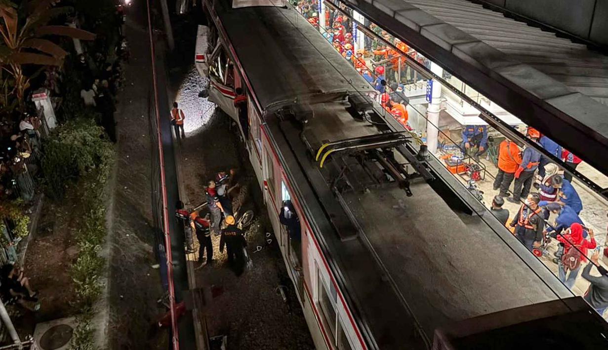 Tim pencari dan penyelamat mencari korban kecelakaan Kereta Api Jarak Jauh (KAJJ) dengan Kereta rel Listrik (KRL) Commuter Line di Stasiun Bekasi Timur, Jawa Barat, Senin, 27 April 2026 malam. (AP Photo/Achmad Ibrahim)