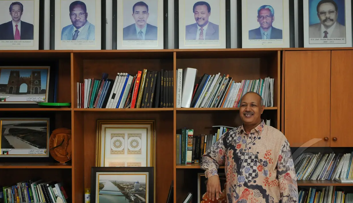 Abd Al Rahim Al Siddig berpose usai melakukan wawancara dengan Liputan6.com, Jakarta, Senin (23/3/2015). Kepada Liputan6.com Abd Al Rahim Al Siddig menceritakan banyak hal tentang kerjasama Sudan dengan Indonesia.(Liputan6.com/Herman Zakharia)