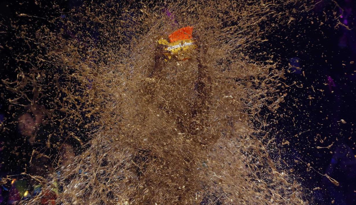 Kobe Bryant mengangkat piagam penghargaan "Legend" saat disemprot cairan emas pada acara Kids Choice Sport 2016 di Los Angeles, California, (14/7/2016). (REUTERS/Mario Anzuoni)