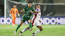 Pemain PSS Sleman, Dominikus Dion Oktawian Wibowo (kiri) berebut bola dengan pemain Garudayaksa FC, Asep Berlian dalam laga final Pegadaian Liga 2 2025/2026 di Stadion Maguwoharjo, Sleman, Yogyakarta, Sabtu (09/05/2026). (Bola.com/Abdul Aziz)