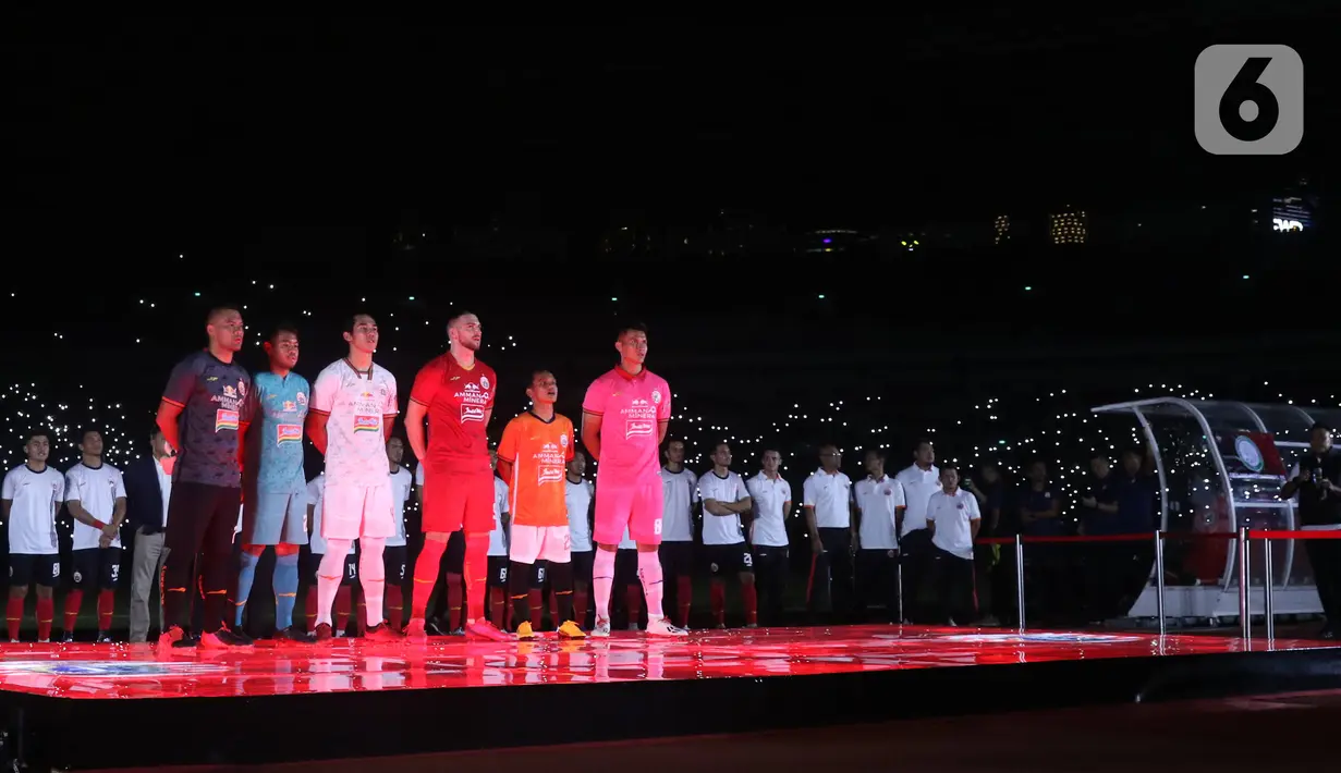 (kiri-kanan) Pemain Persija Andri Tani, Adixi Lizivio, Ryuji Utomo, Marko Simic, Riko Simanjuntak, dan Sahar Ginanjar saat menunjukkan jersey baru Persija di SUGBK, Jakarta, Minggu (23/2/2020). (Liputan6.com/Angga Yuniar)