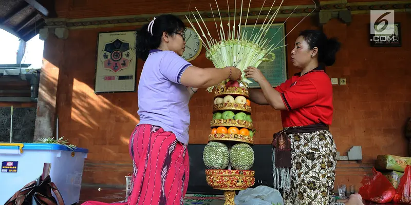 Persiapan Upacara Mecaru di Pura Tribhuana Agung