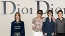 Jonathan Anderson pamerkan koleksi menswear pertamanya dengan gaya aristokrat Eropa. Peragaan busana di Paris Men's Fashion Week disaksikan oleh para Dior Boy yang mencuri perhatian [Dior]