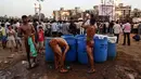 Pegulat membersihkan badan usai berlaga pada ajang Indian traditional wrestling competition atau Kushti di Arena Akhara, Mumbai, India, 20 Maret 2016. Olahraga tradisional ini terus dilestarikan sebagai bagian dari budaya. (EPA/Divyakant Solanki)