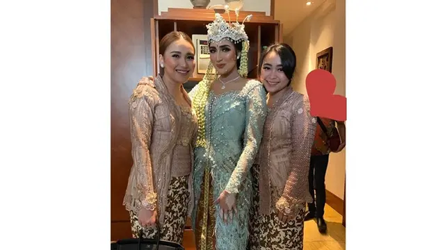 7 Potret Gaya Ayu Ting Ting Saat Hadir di Pernikahan Tania Nadira, Bikin Pangling