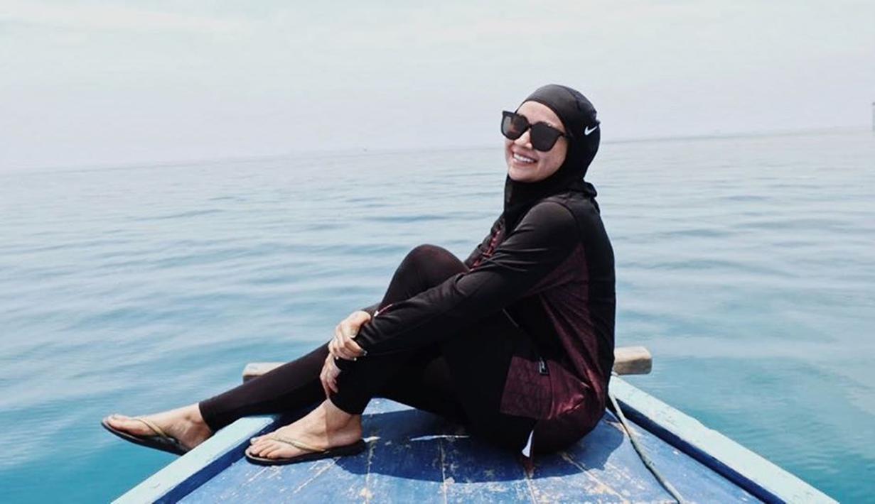 Aryani Fitriana, pesinetron cantik yang terkenal sebagai ketua geng de Rainbow di sinetron Kepompong. Saat traveling, Aryani semakin  terlihat memesona saja. Gaya trendinya memakai kacamata menambah kesan memukau dari penampilan Aryani.(Liputan6.com/IG/@aryanifitriana24)