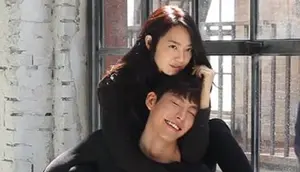 Seorang reporter lainnya tentang kemesraan Kim Woo Bin dan Shin Min Ah, walaupun mereka saat ini sedang mengalami masalah. (Foto: Soompi.com)