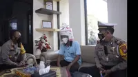 Pengendara motor dengan helm Magic Com diamankan polisi. (Dian Kurniawan/Liputan6.com)