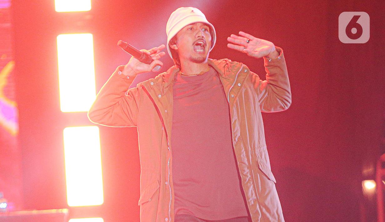 Aksi panggung vokalis band Sheila On 7, Duta di atas panggung dalam konser Sheila on 7 yang bertajuk 'Tunggu Aku di Jakarta' di kawasan JIExpo Kemayoran, Jakarta Pusat, Sabtu, (28/1/2023). Dalam penampilannya mereka membawakan sejumlah lagu hits seperti Film Favorit, Seberapa Pantas, Dan. (Liputan6.com/Faizal Fanani)