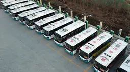 Foto udara 14 Januari 2020, bus-bus listrik di Wilayah Laixi di Qingdao, Provinsi Shandong, China. Untuk mengurangi emisi karbon dan melestarikan lingkungan, Wilayah Laixi telah mengonversi seluruh bus umum yang dimilikinya menjadi 116 bus listrik di area perkotaan sejauh ini. (Xinhua/Ding Hongfa)