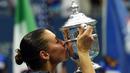 Flavia Penneta sukses meraih titel Grand Slam AS Terbuka 2015 untuk kali pertama setelah menundukkan Roberta Vinci di final. Minggu (13/9/2015) dini hari WIB. (AFP Photo/Timothy A. Clary)