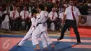 Peserta wanita beraksi untuk memperebutkan point dalam Kejuaraan Dunia Karate SKIF 2016 di Jiexpo Kemayoran, Jakarta, Minggu (28/8). Kegiatan yang berlangsung dari 26-28 Agustus tersebut diikuti peserta berbagai negara. (Liputan6.com/Faizal Fanani)