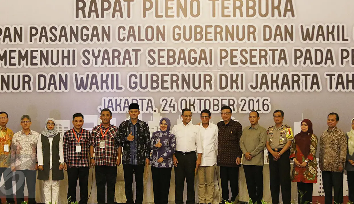Ketua tim pemenangan Ahok-Djarot, Prasetio Edi bersama pasangan Cagub dan Cawagub DKI Jakarta Agus H Yudhoyono dan Sylviana Murni, Anies Baswedan dan Sandiaga Uno foto bersama saat rapat pleno, Jakarta, Senin (24/10). (Liputan6.com/Immanuel Antonius)