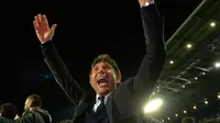 Manajer Chelsea Antonio Conte merayakan gelar juara Premier League 2016-2017 bersama timnya. (AFP/Anthony Devlin)