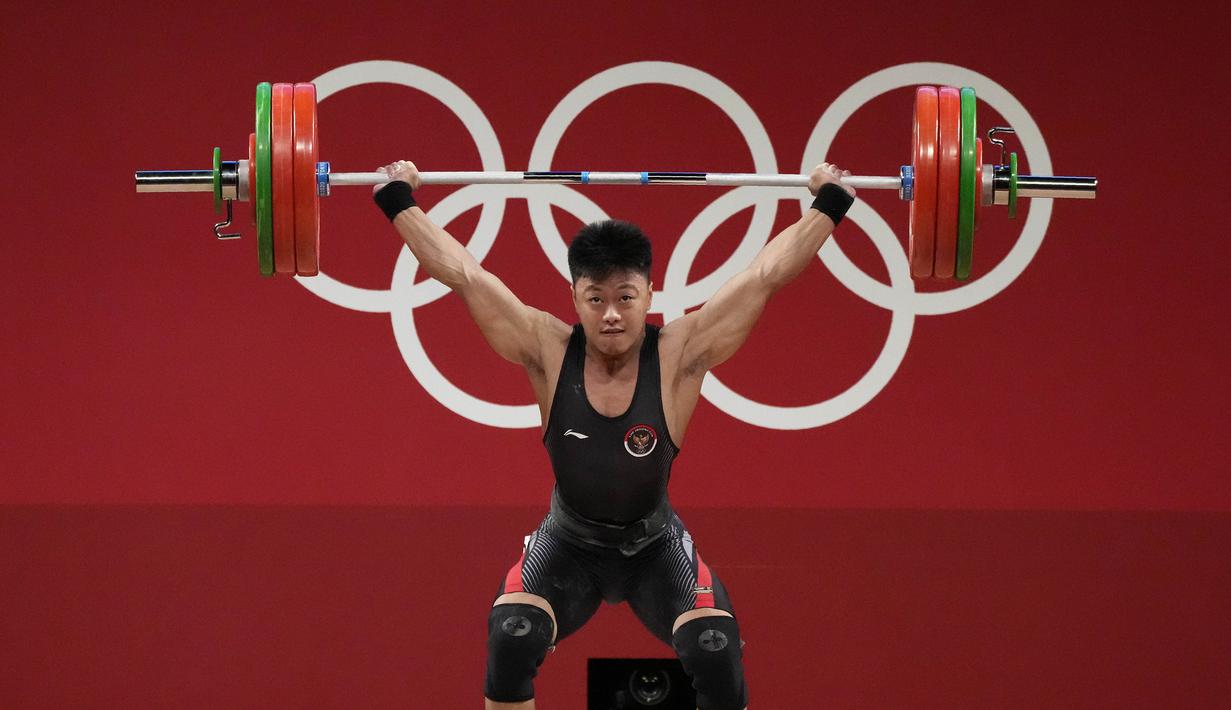 Rahmat Erwin Abdullah berhasil mengangkat total barbel di kelas 73 kg putra Grup B seberat 342 kg. Di angkatan snatch ia mengangkat barbel seberat 152 kg dan di clean and jerk 190 kg. (Foto: AP/Luca Bruno)