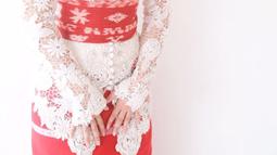 Melalui akun Instagram, Chelsea Islan sendiri beberapa kali mengunggah foto dalam balutan kebaya. Kebaya berwarna putih yang dipadukan dengan kain batik merah ini pun membuatnya terihat memesona. (Liputan6.com/IG/@chelseaislan)