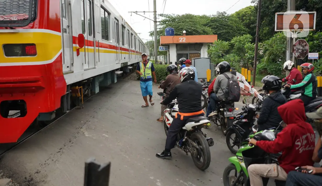 Kendaraan melewati perlintasan sebidang yang juga merupakan jalur putar balik di kawasan Lenteng Agung, Jakarta, Kamis (14/11/2019). Mulai 15 November 2019, jalur putar balik tersebut akan ditutup terkait pembangunan flyover yang saat ini telah mulai dikerjakan. (Liputan6.com/Immanuel Antonius)