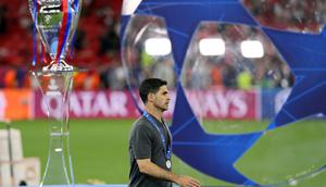Pelatih Arsenal, Mikel Arteta, berjalan melewati trofi setelah timnya mengalami kekalahan pada pertandingan final Liga Champions antara Paris Saint-Germain (PSG) dan Arsenal FC di Puskas Arena, Budapest, pada 30 Mei 2026. (Foto: Odd ANDERSEN / AFP.)