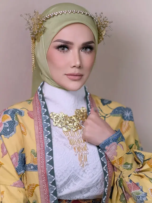 Gaya Headpiece Hiasan Kepala Mulan Jameela (Instagram/@mulanjameela1)