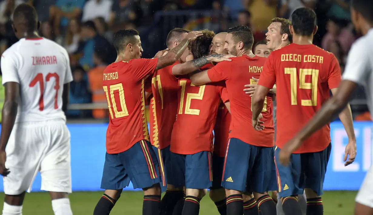 Para pemain Spanyol merayakan gol yang dicetak Alvaro Odriozola ke gawang Swiss pada laga persahabatan di Stadion La Ceramica, Vila-real, Minggu (3/6/2018). Kedua negara bermain imbang 1-1. (AFP/Jose Jordan)