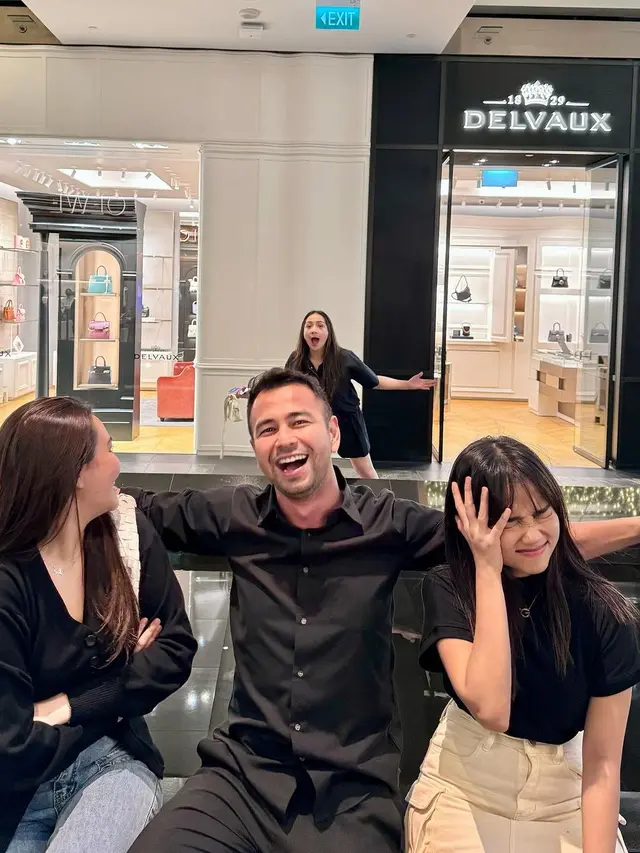 6 Potret Fuji dan Aaliyah Massaid Duduk Bareng saat ke Singapura Ini Curi Perhatian