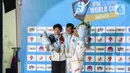 Altet panjat tebing Indonesia Raharjati Nursamsa (tengah) bersama rekannya Kiromal Katibin (kanan) dan atlet panjat tebing Cina Wang Xinshang (kiri) berada di atas podium usai mengikuti final nomor speed Kejuaraan Dunia Panjat Tebing di kawasan Gelora Bung Karno, Jakarta, Minggu (7/5/2023). (Liputan6.com/Johan Tallo)