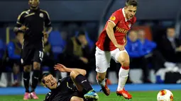 Pemain GNK Dinamo Zagreb Arijan Ademi (kiri) melakukan tekel kepada PSV Eindhoven Arias Santiago (kanan) vies dengan pada pertandingan sepak bola Liga Eropa Grup B antara FC Dinamo Zagreb vs PSV Eindhoven di stadion Maksimir, Zagreb (07/11/13). (AFP/Stri