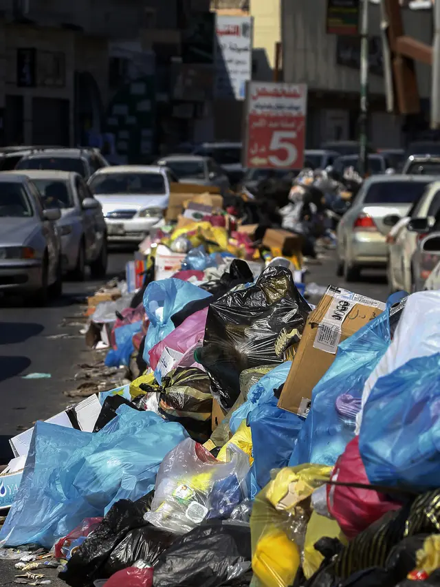 Penampakan Jalanan di Libya yang Penuh Sampah